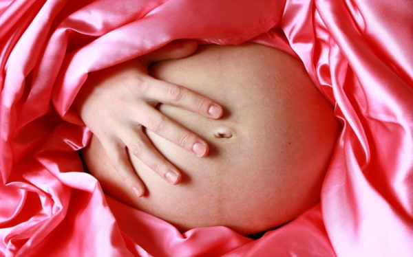 Sei alla ricerca di una crema smagliature gravidanza BIO che funzioni davvero? Ecco la migliore: la crema pancia seno Bionova.