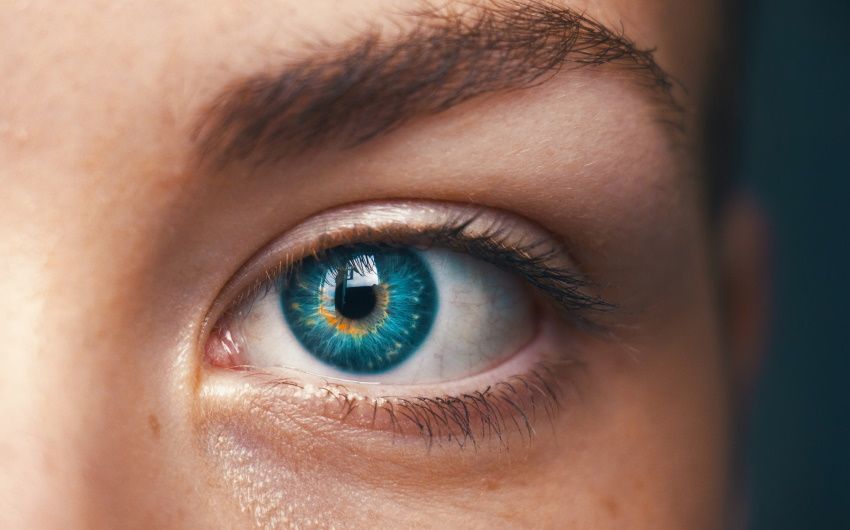 Contorno occhi gonfio: le cause e i migliori rimedi naturali